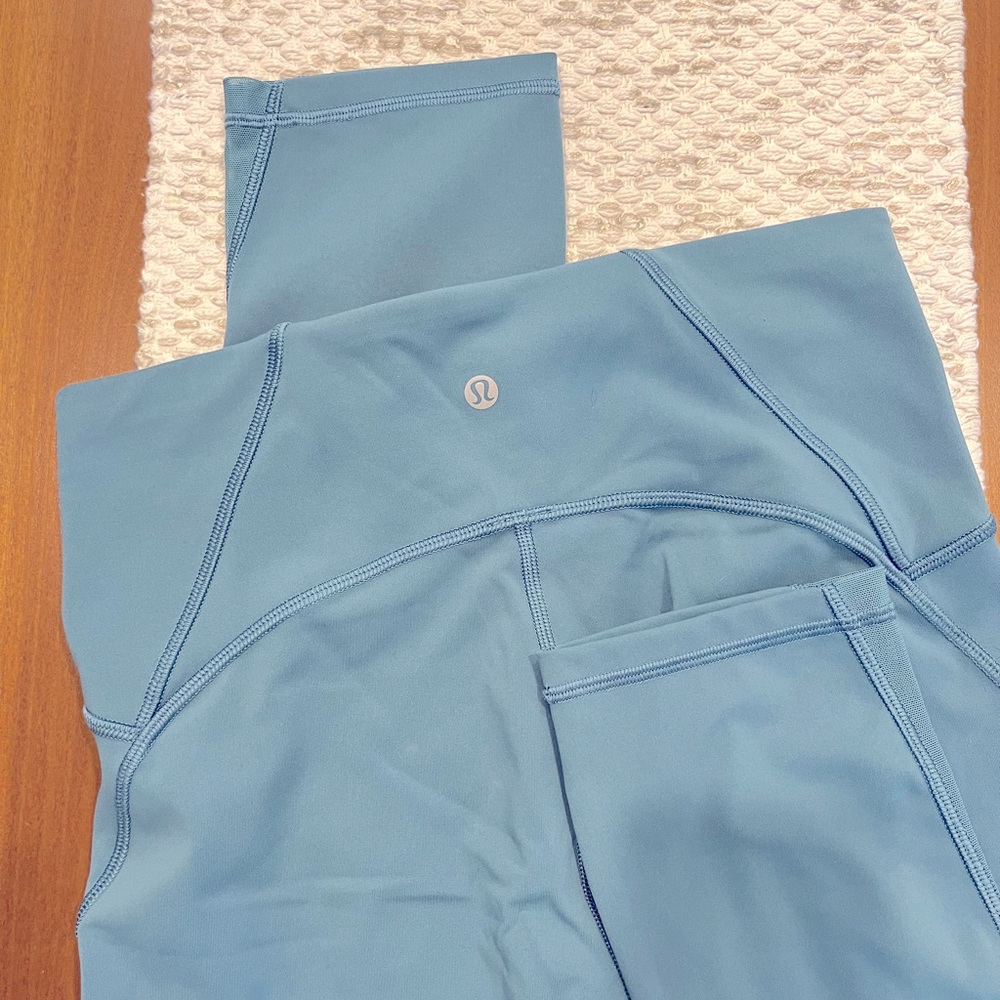 Excellent condition Women’s Lululemon capri legging size 8